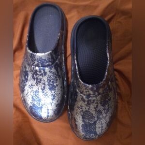 OOFOS Clogs